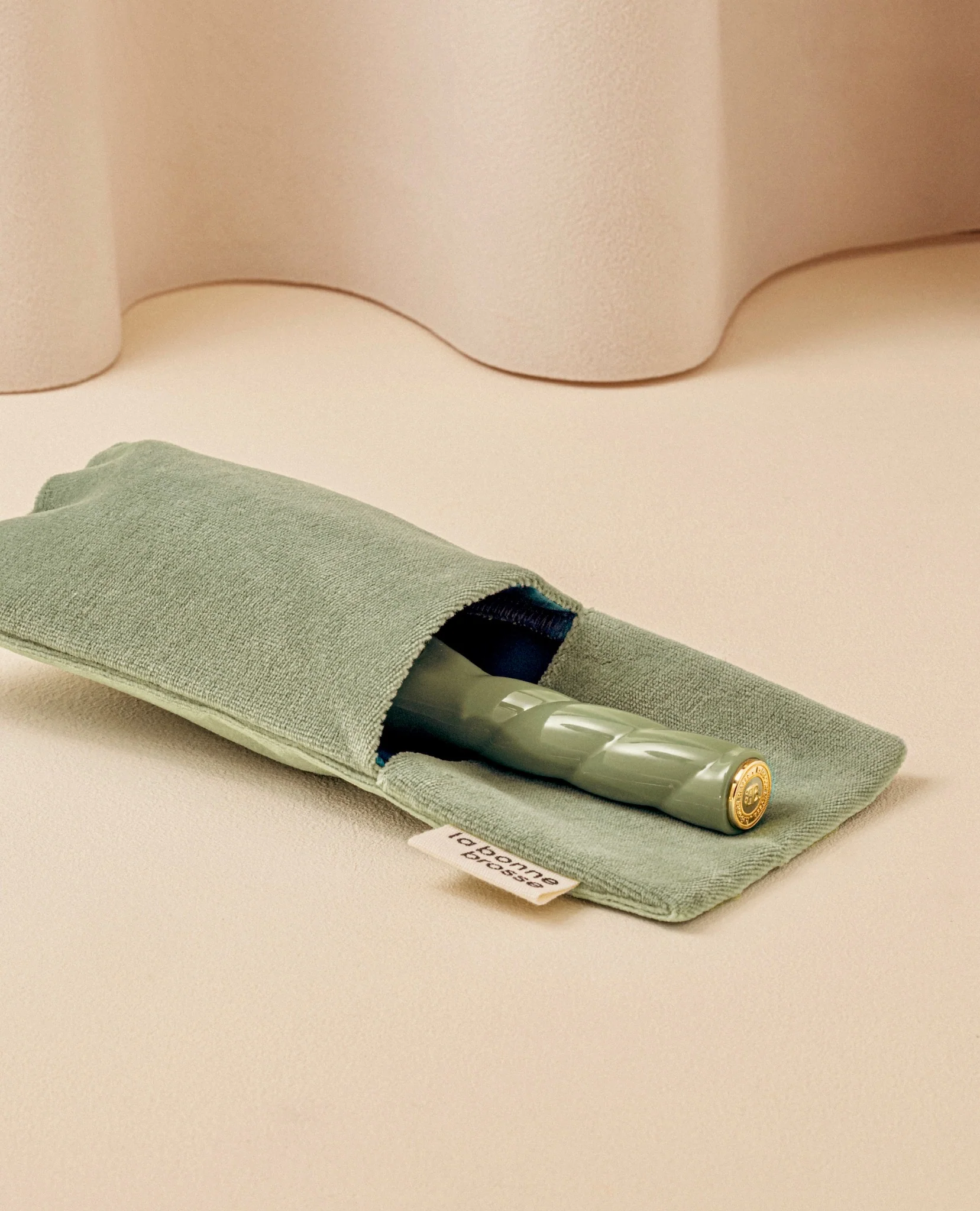 N.03 La Petite Brosse Cuir Chevelu Sensible l'Indispensable Douceur Vert Amande - Image 6